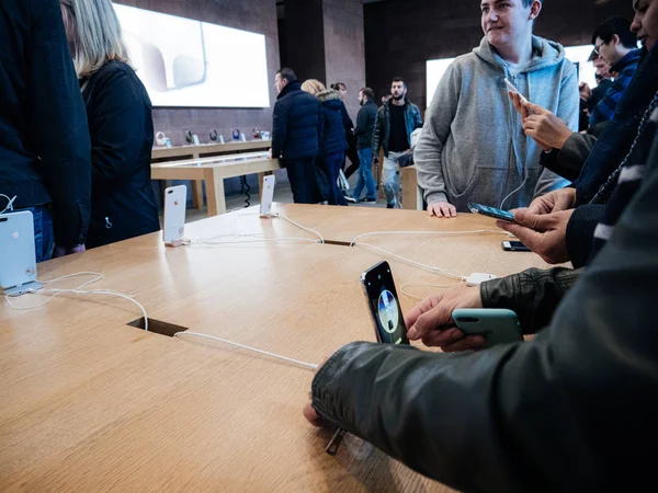 IPhone smartphone tillverkad av Apple Datorer — Stockfoto