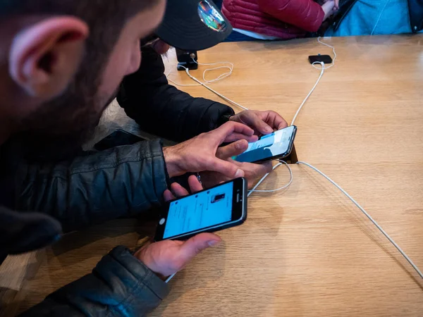 Verhead widok dwóch znajomych klientów mężczyzna podziwiając wewnątrz Apple Store — Zdjęcie stockowe