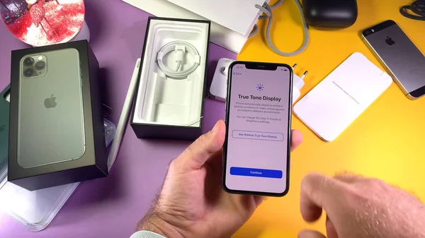 Ember Unboxing latgest Apple számítógépek iPhone 11 Pro — Stock Fotó