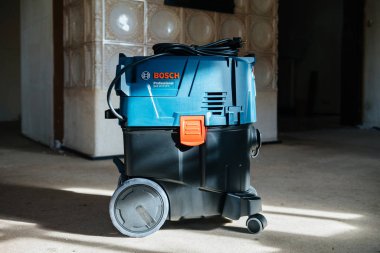 Yeni Bosch Profesyonel Gaz 35 M Sınıfı Afc otomatik filtre temizleme sistemi sökücüsüyle arka planda Kachelofen