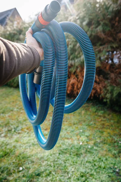 Professionele werknemer mannelijke hand houden tegen groene tuin achtergrond nieuwe blauwe anti statische — Stockfoto