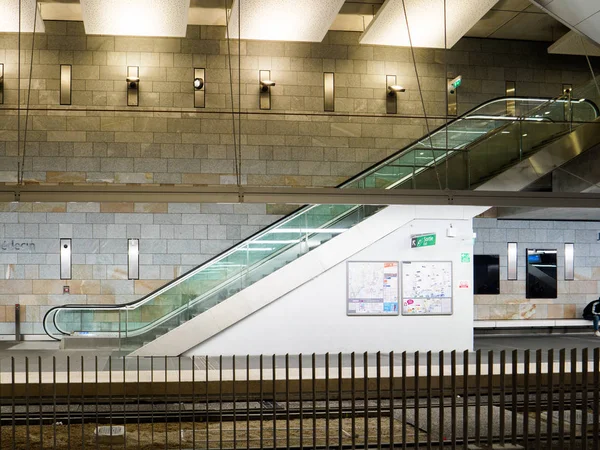 Plataforma de metro vazio e escada rolante em Nice estação de metro — Fotografia de Stock