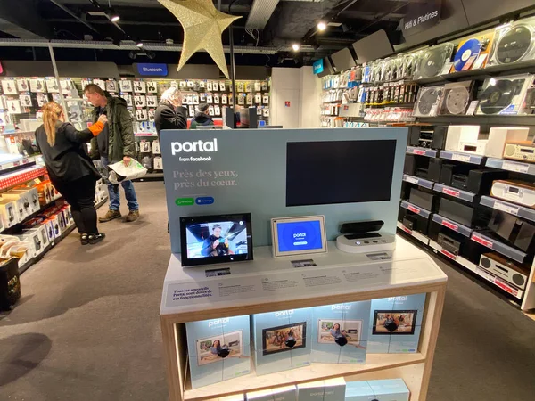 Interieur des Elektronikgeschäfts Fnac mit mehreren Gadgets und Hauptbühne für die Präsentation der Kunden von Facebook-Portalen im Hintergrund — Stockfoto