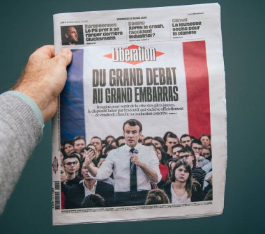 Erkek el Pov Emmanuel Macron Fransa Başkanı 'nın büyük tartışma haberlerinin yer aldığı son Kurtuluş baskısında