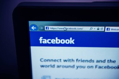 İnternet kaşifi tarayıcısındaki Facebook.com adresi üzerinde harflere odaklı eğim kaydırma lensi etkisi