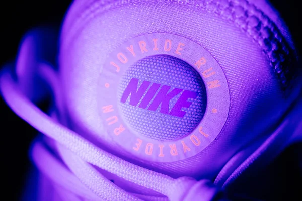 Detailní záběr Nike Joyride logotypu na přední straně nejnovější inovace Joyride běžecké boty s tisíci malých kuliček pro lepší podporu - neon moderní barvy — Stock fotografie