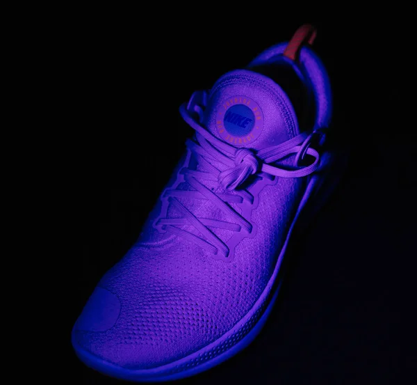 Noc neon widok Nike Joyride logotyp na przodzie najnowszych innowacji buty do biegania Joyride z tysiącami małych koralików dla lepszego wsparcia - neon nowoczesne kolory — Zdjęcie stockowe