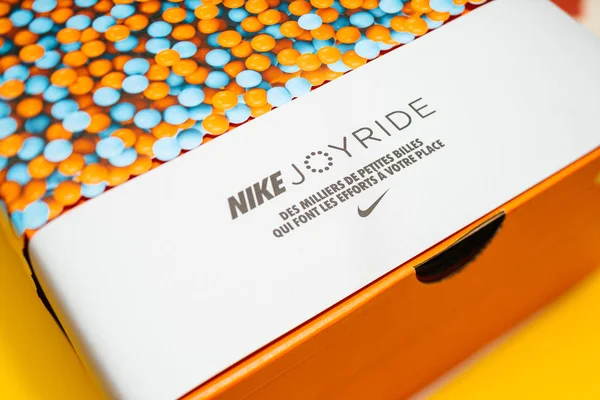 Primo piano macro vista dell'ultima innovazione da Nike Sports le scarpe da corsa Joyride - pacchetto isolato su sfondo giallo — Foto Stock