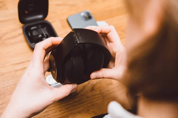 Overhead view van de vrouw handen ontvouwen Beats Pro — Stockfoto