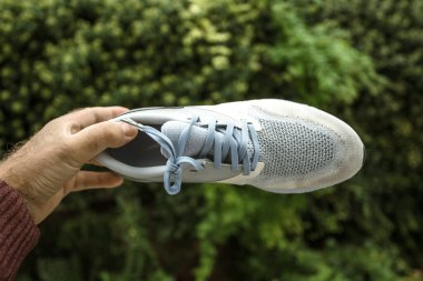 Yeşil arka plan, profesyonel koşu ayakkabıları, bağcıklara odaklanın.