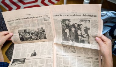 Paris, Fransa - 19 Şubat 2020: Facebook düzenleme planı ve Uygurlarla ilgili son Financial Times gazetesini elinde tutan üst düzey kişiler