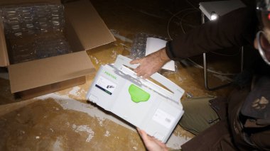 Strasbourg, Fransa - 3 Mart 2020: Sınıf içinde yeni en iyi kullanım Festool Rotex Ro 90 Dx Feq-Plus Sander içeren işçi erkek boks paketini genel bakış