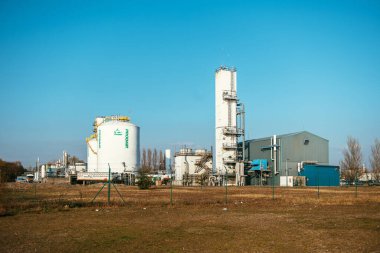 Port de Strasbourg 'daki Prodair gaz hava fabrikasının açık mavi gökyüzü ve güvenlik çiti korumasıyla geniş manzarası