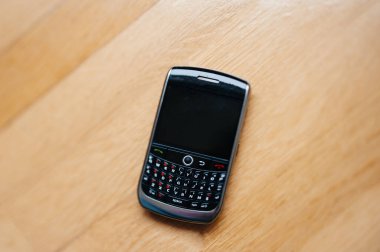 Tam qwetty klavye ile vintage akıllı telefon genel görünümü -