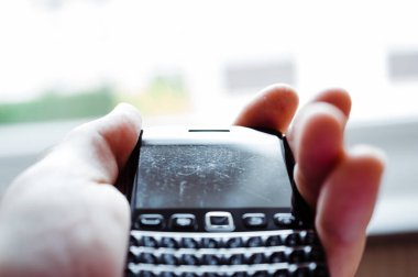 Tilt-shift lens görüntüsü erkek avuç içi klasiği tam Qwerty akıllı telefon