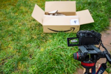 Amazon Prime 'dan Panasonic Gh5 aynasız kameralı, tripodlu ve çimenli karton kutulu boks işlemlerini başlatmak için Vlogger kurulumu