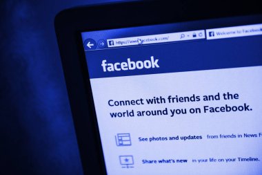 Facebook sosyal ağ web sitesinin bilgisayar ekranındaki adresini kapat