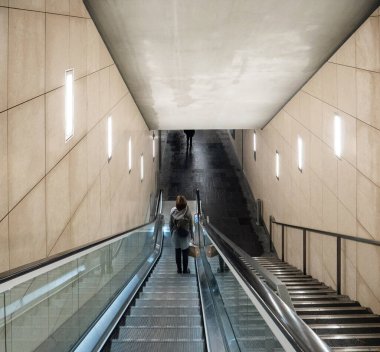 Güzel metro istasyonundaki metro merdivenlerinden inen kadın.