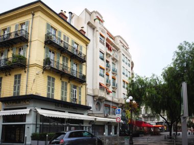 Nice 'in merkezinde sakin bir semt. Güney tarzı binalar ve Le Liber Çay Kafe' si var.