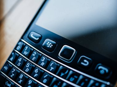Blackberry Palm vintage akıllı telefonlarında kullanılan eğik vitesli makro lens. Kapalı Blackberry tarafından üretilmiş. Ev tuşuna odaklanmış ve ekrandaki çizikler...