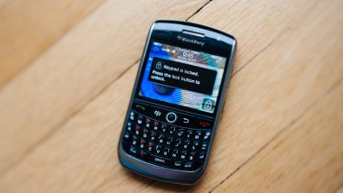 Blackberrt 'in kapalı Blackberrt klavyesi ile üretilen eski akıllı telefonların genel görüntüsü. İleti Klavyesi Kilitli