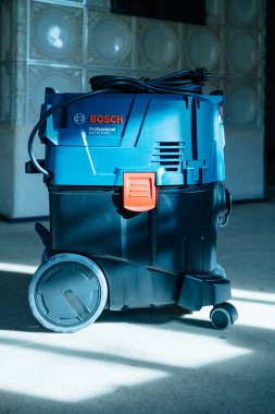 Mavi Colro, arka planda Kachelofe ve otomatik filtre temizleme sistemi sökücüsüyle Bosch Profesyonel Gaz 35 M Sınıfı Afc 'in ön görünümü