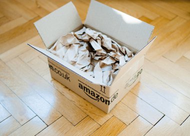 Amazon e-ticaret alışveriş sitesinden gelen yeni paketin genel görünümü - yeni sipariş edilmiş ürünlerin paketlerinin açılması