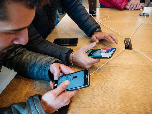 Paříž Francie Listopadu 2017 Overhead View Men Customers Admiring Apple — Stock fotografie