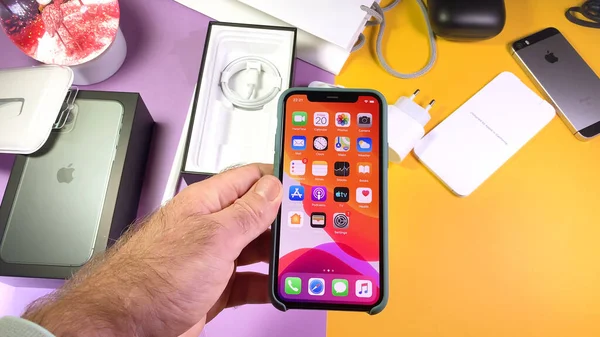 Prezervatif olarak telefonu tutan Pov 'un el bilgisayarı kutusunu açıyor. Takdire şayan yeni Apple Bilgisayarları iPhone 11 Pro ve 11 Pro Max akıllı telefon üçlü lens kamera.