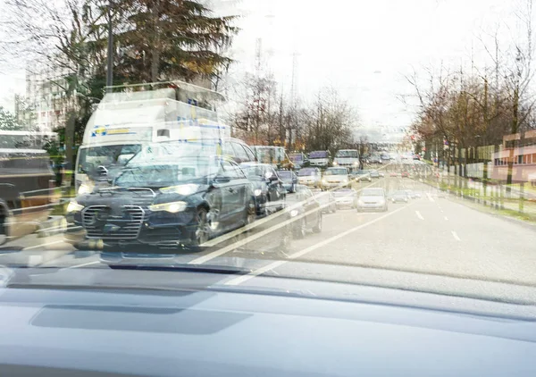 Abstrakcyjny kierowca Pov na przedniej drodze samochodu na ruchliwej drodze we francuskim mieście — Zdjęcie stockowe