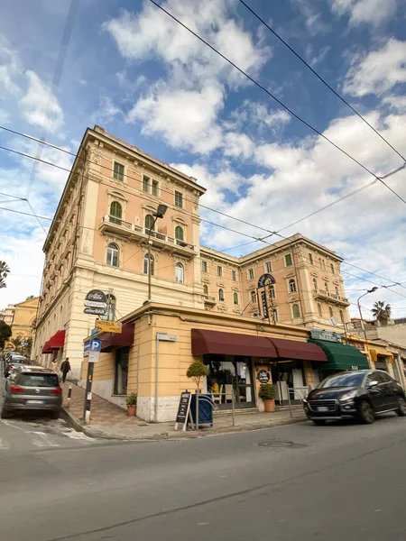 Vista desde un coche de conducción sobre la arquitectura italiana en Sanremo con bar Alibi y coches aparcados en la calle — Foto de Stock