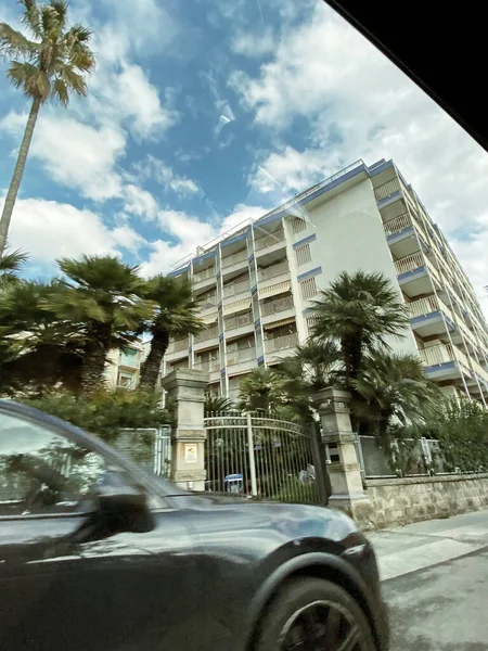 Vista de um carro de condução sobre a arquitetura italiana em Sanremo com edifícios de apartamentos e carros — Fotografia de Stock