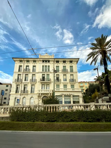 Edifício de fachada luxuoso Hotel de Paris com detalhes decorados e palmeiras altas em um dia ensolarado quente — Fotografia de Stock