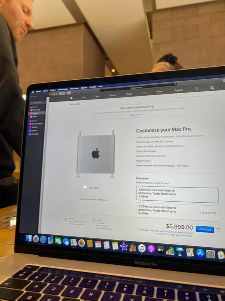 新苹果电脑MacBook Pro 16英寸在苹果商店配置页面新的专业工作站Mac Pro — 图库照片