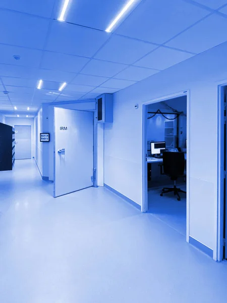 Open door of new IRM MRI Magnetic resonance imaging room — Stockfoto