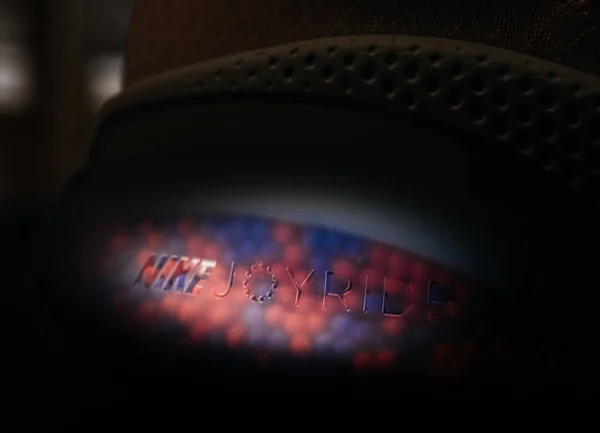 Makro záběr Nike Joyride logotyp na podrážce nejnovější inovace Joyride běžecké boty s tisíci malých kuliček pro lepší podporu — Stock fotografie