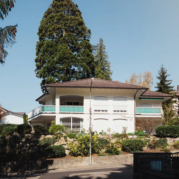 View from the street of beautiful large house on a sunny day — Stock Photo, Image