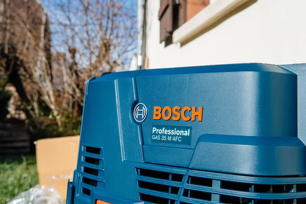 Vista lateral del Logotipo Bosch en la aspiradora húmeda y seca profesional GAS 35 M AFC, 35 L con limpieza automática del filtro clase de polvo M —  Fotos de Stock