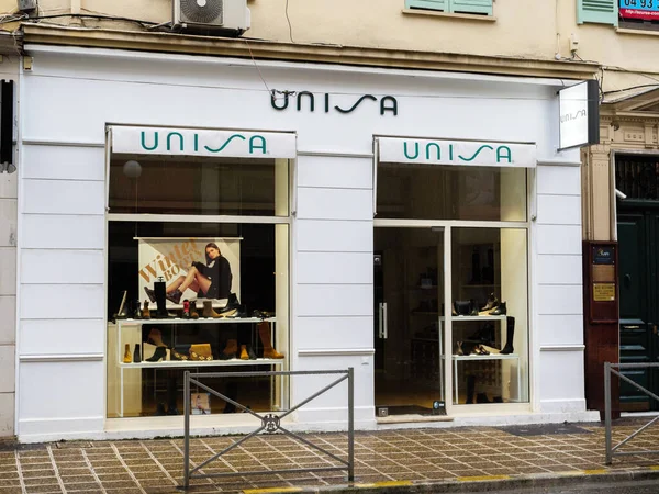 Facciata di moda francese Unisa negozio di scarpe di abbigliamento nel centro di Nizza — Foto Stock