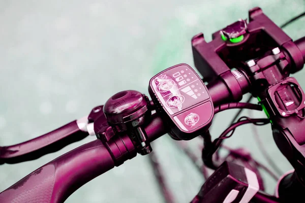 Деталь руля современного электрического велосипеда с регулятором скорости, аккумулятором — стоковое фото