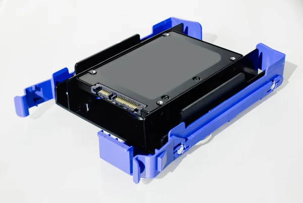 Nova unidade de estado sólido SSD de 2,5 polegadas SSD dentro do trilho do adaptador para o berço de conversão HDD ou SDD — Fotografia de Stock