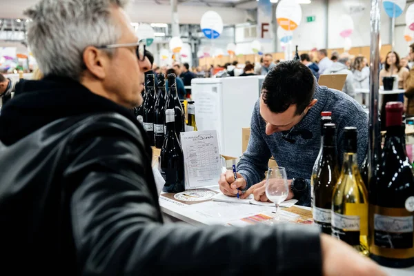 Незалежні винороби Франції виноробні ярмарки для приватних та горецьких клієнтів. — стокове фото