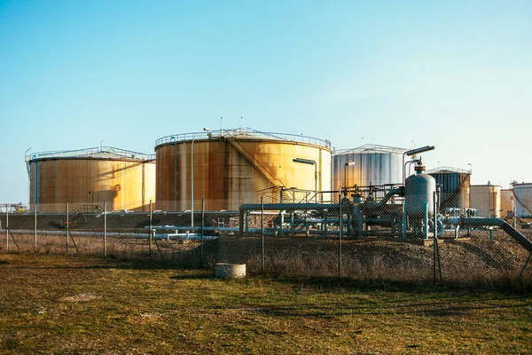 Pohled na velké příjemce petrochemických skladovacích nádrží pro chráněné produkty paliv a chemie — Stock fotografie