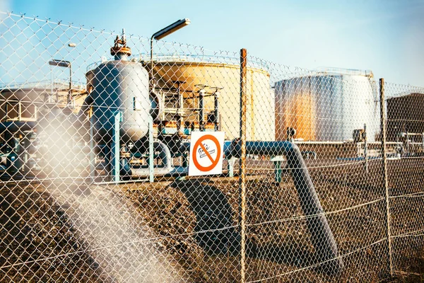 No Smoking sign view of large petrochemical storage tanks beneficiaries for fuel and chemistry — Stock fotografie