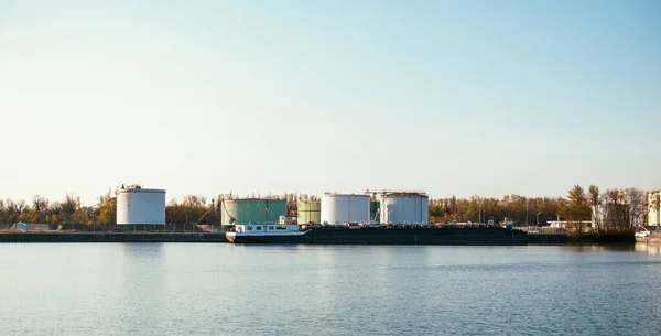 Gran vista del barco cisterna de carga y tanques de almacenamiento de combustible — Foto de Stock