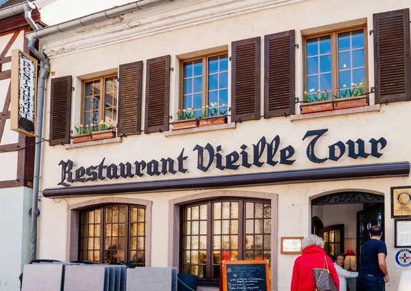 Pessoas que entram Restaurante Vieille Tour no centro de Selestat para almoçar jantar comer especialidades da cozinha francesa — Fotografia de Stock