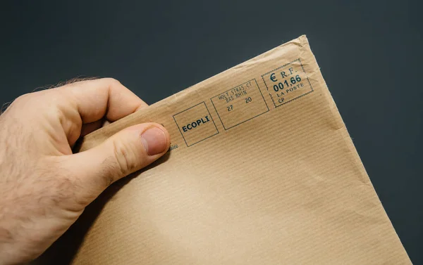 Sobres de papel francés de mano masculina EcoPli de la Poste con precio de sello de 1,66 Euros — Foto de Stock