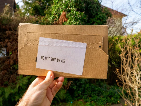 Man hand het houden van kartonnen pakket enveloppe tekst Niet verzenden door de lucht — Stockfoto