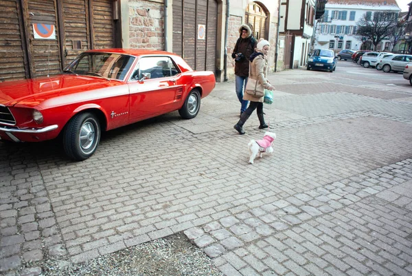 Klasik kırmızı Mustang Corvette yakınları Amerikan arabası — Stok fotoğraf