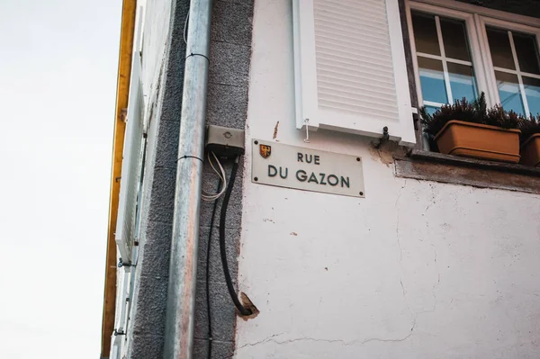 Strada francese Rue du Gazon sulla vecchia casa d'epoca — Foto Stock